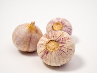 Obraz premium Heads of garlic on a white background.