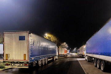 Nachts auf einen überfüllten Autobahnparkplatz