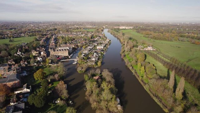 Thames River runs through the East Molesey and Hampton court park, with Thames Ditton Island inside.
