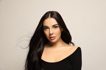 Naklejka premium Portrait of beautiful young woman on light grey background