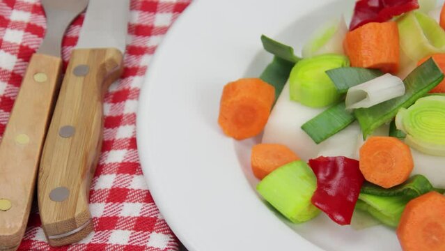 assiette de l&eacute;gumes crus en gros plan