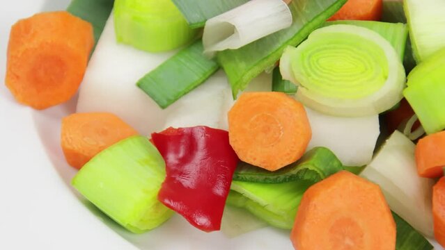 assiette de l&eacute;gumes crus en gros plan