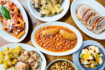 piatti, salsiccia, fagioli, pasta, maccheroni, pollo, patate, arrosto, macedonia, panoramica, pasta e lenticchie, lenticchie, pasta alla norma, norma,  tavolo, prodotti, italia, cucina, contadino, sal
