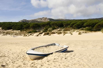 Papier Peint photo Plage de Bolonia, Tarifa, Espagne La plage naturelle et sauvage de Bolonia, située à une vingtaine de kilomètres au nord de Tarifa en Andalousie en Espagne, a une grande dune de sable blanc de 30 mètres de haut et 200 mètres de large