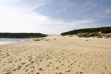 Photo sur Plexiglas Plage de Bolonia, Tarifa, Espagne La plage naturelle et sauvage de Bolonia, située à une vingtaine de kilomètres au nord de Tarifa en Andalousie en Espagne, a une grande dune de sable blanc de 30 mètres de haut et 200 mètres de large