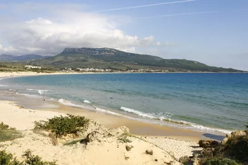 Photo sur Plexiglas Plage de Bolonia, Tarifa, Espagne La plage naturelle et sauvage de Bolonia longue de 4 kilomètre, située dans le parc naturel El Estrecho, à une vingtaine de kilomètres au nord de Tarifa, dans la province de Cadix, en Espagne