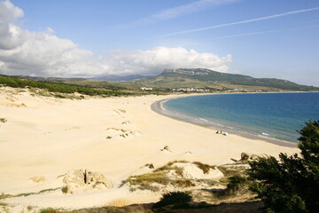La plage naturelle et sauvage de Bolonia longue de 4 kilomètre, située dans le parc naturel El Estrecho, à une vingtaine de kilomètres au nord de Tarifa, dans la province de Cadix, en Espagne
