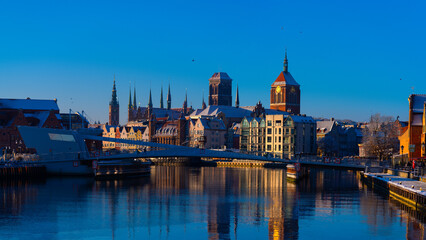 Obraz premium 2022-12-09 First snow in winter the historical part of the city of Gdansk Poland