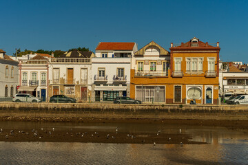 Miasteczko Tavira w Portugalii. Piękne kolorowe budynki, słoneczny dzień, niebieskie niebo.   © Aneta