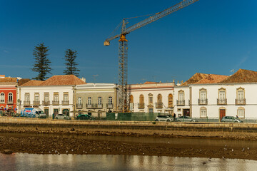 Fototapeta na wymiar Miasteczko Tavira w Portugalii. Piękne kolorowe budynki, słoneczny dzień, niebieskie niebo. 