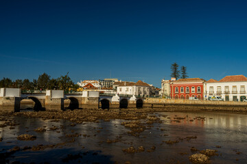 Widok na najstarszy most na rzece Gilao w miasteczku Tavira, Portugalia. Fragment nabrzeża,...