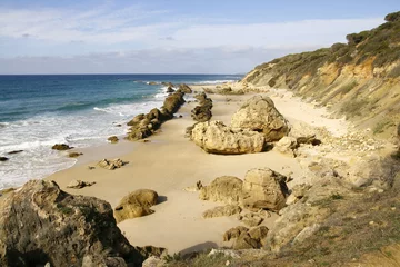 Papier Peint photo Plage de Bolonia, Tarifa, Espagne La plage naturelle et sauvage de Bolonia, située à une vingtaine de kilomètres au nord de Tarifa en Andalousie en Espagne, a une grande dune de sable blanc de 30 mètres de haut et 200 mètres de large