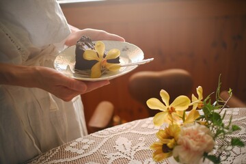 ガトーショコラと黄色い花　おうちカフェ