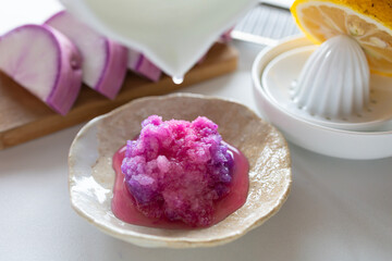 赤大根のすりおろしに柚子の果汁をかけた薬味（カラフルな大根おろし）
