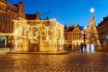 Obraz premium The historic tenement house and and christmas decorations in the evening