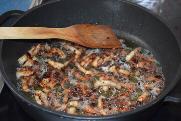 gebratener Schweinebauch in der Pfanne