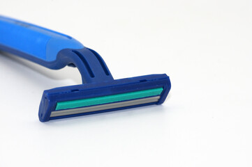 Einwegrasierer freigestellt auf wei&szlig;em Hintergrund