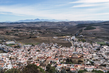 Paisaje de montaña junto a pueblo blanco andaluz en la provincia de cadiz