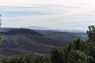Paisaje de montaña junto a pueblo blanco andaluz en la provincia de cadiz