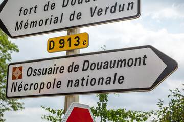 Stra&szlig;enschild in der N&auml;he des Fort de Douaumont, Frankreich