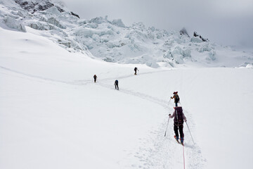 Skialpinizm w Alpach - obrazy, fototapety, plakaty
