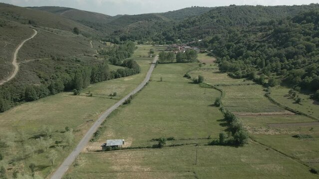 A&eacute;rea de pueblo gallego en la frontera de Portugal.