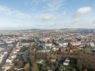 Fototapeta na wymiar Luftaufnahme Stadt Herford von oben Werre / Fluss schlängelt sich durch Stadt Brücke