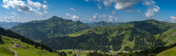 Alpenpanorama in Österreich im Sommer