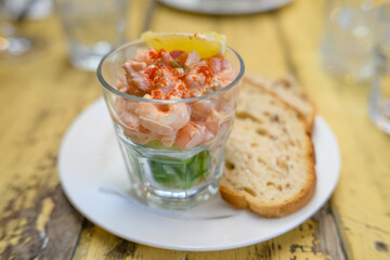 salad with prawns and avocado