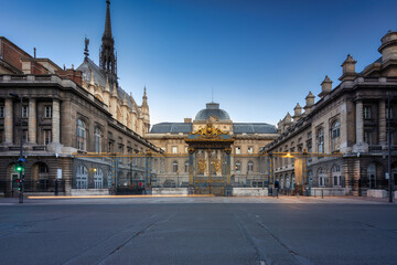 Fototapeta premium The Conciergerie palace and prison by the Seine river at dawn, Paris. France