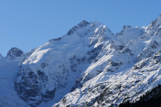 Blick von der Montebello Kurve zum Crast Ag&uuml;zza 3854m, Piz Bernina 4049m, Pizzo Bianco 3995m mit Biancograt und Piz Prievlus 3610m.