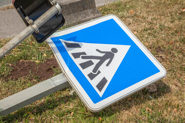 Auf dem Boden liegendes Straßenschild