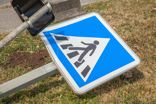 Auf dem Boden liegendes Stra&szlig;enschild