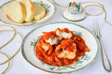 Ryba po grecku - tradycyjne danie ryba w sosie pomidorowym z warzywami