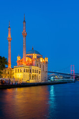 Fototapeta na wymiar Beautiful ortakoy mosque and Istanbul bosphorus bridge at twilight in Istanbul, Turkey.