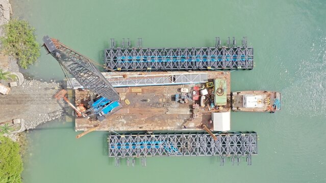Vista Aerea de una barcaza en operaciones en las ribieras del Canal de Panam&aacute;