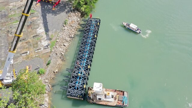 Operaciones Marinas y transporte acuatico de estructuras de metal en canal de Panama.

Operations inside de access of the Panama Canal