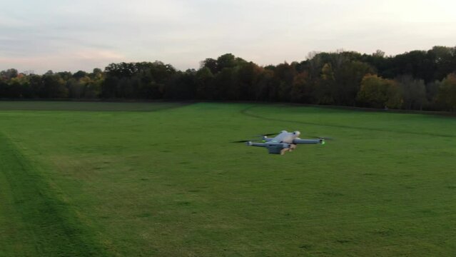 Drohne DJI Mini 3 Pro im Flug auf Feld Luftaufnahme Multicopter