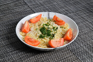 Farfalle mit tomaten, dill und trüffelsauce