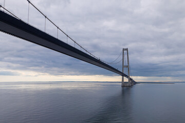 Blick auf die Storebaltbrücke in der Ostsee. Storebæltsbroen ist die rund 18 km lange feste...
