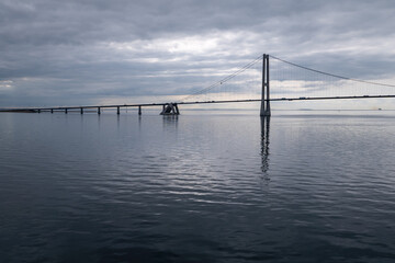 Blick auf die Storebaltbrücke in der Ostsee. Storebæltsbroen ist die rund 18 km lange feste Verkehrsverbindung über den Großen Belt zwischen der dänischen Insel Seeland und Fünen.