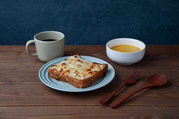クロックムッシュとホットコーヒーとポタージュスープの朝食