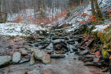 Felsiger Bach im Helletal bei Winterberg im Schnee