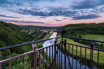 Ein Blick vom Weser Skywalk auf Bad Karlshafen bei Sonnenuntergang