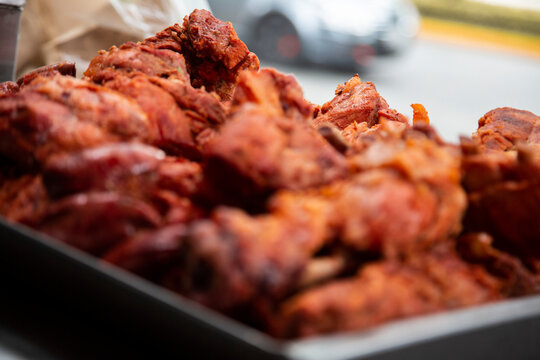 Carnitas estilo Michoacan reci&eacute;n salidas del cazo servidas en una charola de acero inoxidable 