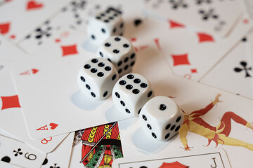 dés noirs et blanc sur un ensemble de cartes à jouer