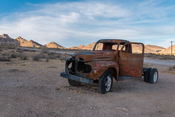 Fototapeta na wymiar Abandoned car wreck in the ghost town Rhyolite in the Death Valley