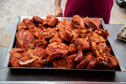 Carnitas estilo Michoacan reci&eacute;n salidas del cazo servidas en una charola de acero inoxidable 