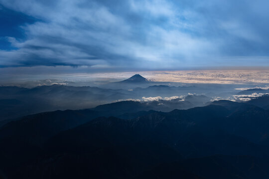 航空写真　雲海に浮かぶ富士山