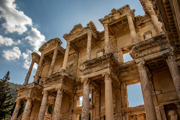 Fototapeta premium The library in the ancient city of Ephesus and its accompanying sunshine, sky.